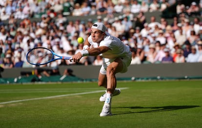Jack Draper intenta devolver la pelota durante el partido contra Cilic.