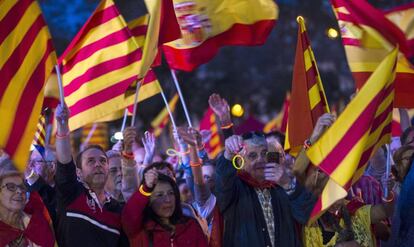 Simpatitzants de Societat Civil Catalana celebren el 12-O al Parc Can Drag&oacute;.