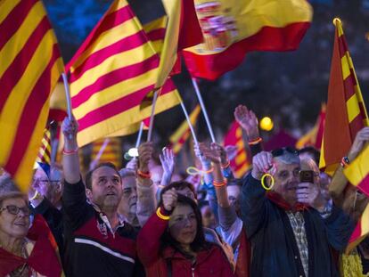 Simpatitzants de Societat Civil Catalana celebren el 12-O al Parc Can Drag&oacute;.