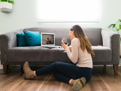 Una pareja conversa a través de una computadora.