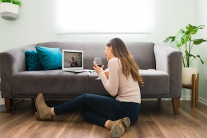 Una pareja conversa a través de una computadora.