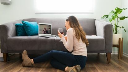 Una pareja conversa a través de una computadora.