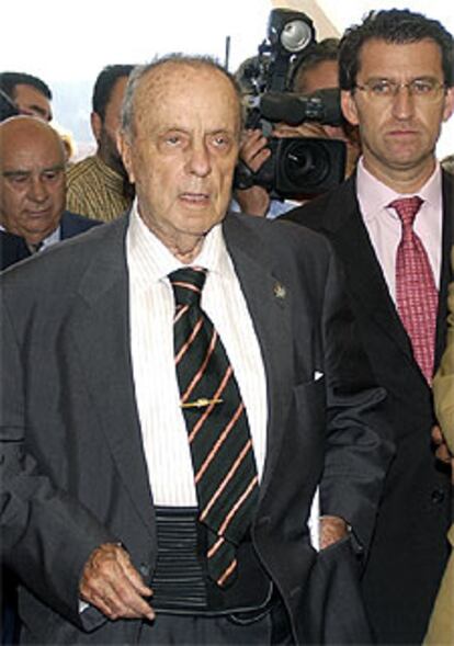 El presidente de la Xunta, Manuel Fraga, en Negreira (A Coruña).