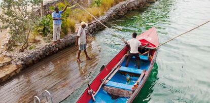 Pescadores durante un receso en uno de los embarcaderos del lujoso resort GoldenEye, en la playa de Oracabessa, propiedad del mítico productor musical Chris Blackwell.