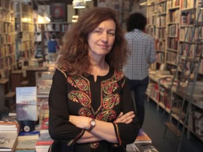 Una tarta con 40 velas entre libros