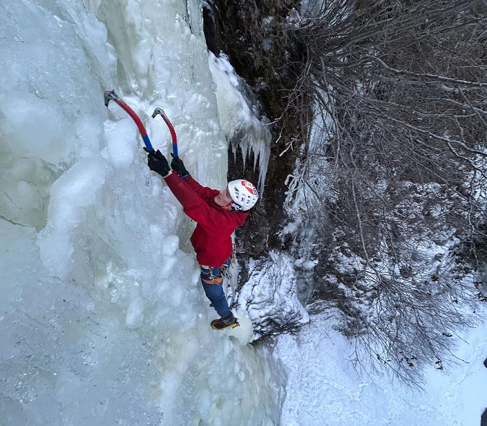 Balin Miller escalando hielo.