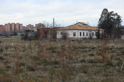 El antiguo Centro de Emisores de Vicálvaro del Ejército fue vendido a la sociedad Imprenta de Billetes S.A. (IMBISA), participada en un 80% por el Banco de España y en un 20% por la Fabrica Nacional de Moneda y Timbre – Real Casa de la Moneda. Se trata de una superficie de 141.826 metros cuadrados, situada entre la autopista M-40, el camino Viejo de Vicálvaro y la Avenida Daroca. Actualmente está vallada y se está diseñando la nueva planta de fabricación de billetes que se construirá allí. El Ministerio de Defensa obtuvo 39,4 millones de euros en diciembre de 2016.