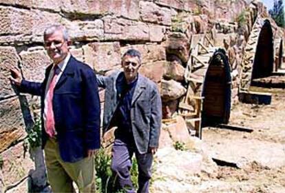 Los alcaldes de Villa del Ro y Lopera, ayer, junto al puente romano.