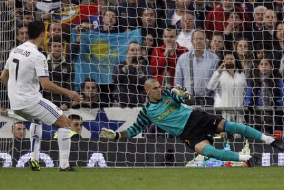 Cristiano empata el partido realizando el penalti concedido por falta de Alves sobre Marcelo.