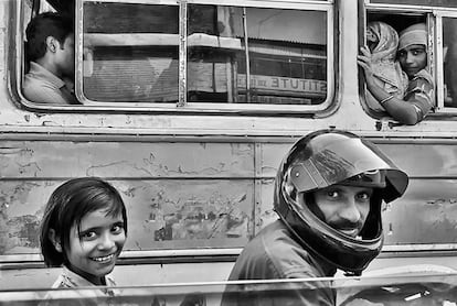 Una niña viaja con su padre en una motocicleta por las calles de Jaipur junto a un autobús. La OMS, en su informe global Road Safety 2015, suspendió a India en aspectos como la falta de normativa específica para la protección de los menores en los vehículos. 