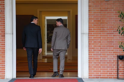 El presidente del Gobierno, Pedro Sánchez, recibe al portavoz de ERC en el Congreso, Gabriel Rufián, el pasado jueves en el Palacio de la Moncloa para abordar el gasto en defensa.