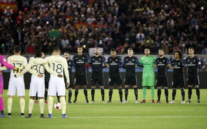 Jugadores del Real Madrid y Club América guardan un minuto de silencio por las víctimas del accidente aéreo de Colombia.
