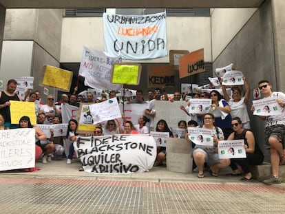 Los vecinos del número 4 de la calle Juan Gris de Torrejón de Ardoz se han unido contra Blackstone