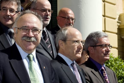 Montilla rodeado por los miembros del tripartito en abril del 2009