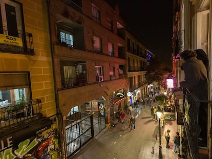 Jordi Gordon, spokesperson of SOS Malasaña, and neighbor Andrés Martínez look out over a balcony.