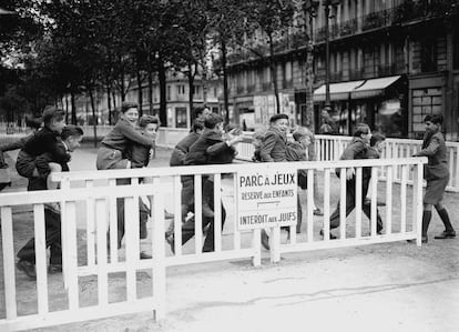 Un parque infantil parisino prohibido para ni&ntilde;os jud&iacute;os en noviembre de 1942.