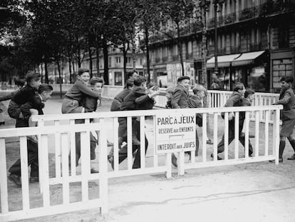 Un parque infantil parisino prohibido para ni&ntilde;os jud&iacute;os en noviembre de 1942.