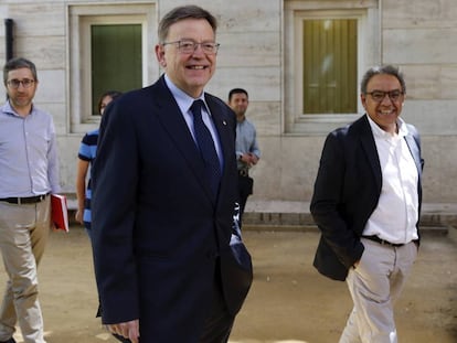 El secretario general del PSPV, Ximo Puig, junto al portavoz socialista en las Cortes Valencianas, Manuel Mata. 