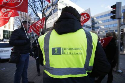 Concentración ante los juzgados de Julián Camarillo de empleados del Estacionamiento Regulado, en Madrid.