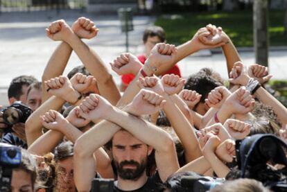 Una decena de <b>indignados</b> se manifiestan frente al Ministerio de Trabajo.