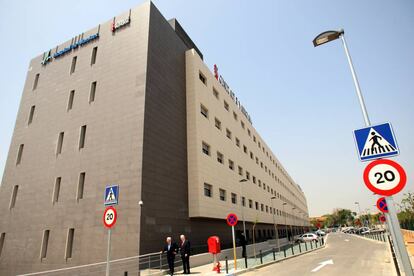 Fachada del Hospital de Manises, donde están ingresados dos afectados por legionela.