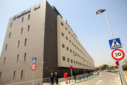 Fachada del Hospital de Manises, donde est&aacute;n ingresados dos afectados por legionela. 