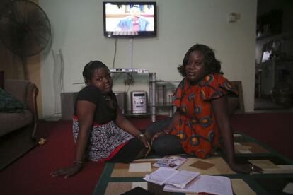 Adetola Ibitoye, de 39 años, se sienta con su hija Iteoluwa Ibitoye, de 9 años, en su casa en el distrito Omole, Lagos (Nigeria). De pequeña, Adetola, quería tener un negocio de moda. Ahora ella es diseñadora de ropa. Adetola quiere que su hija sea la mejor en todo lo que se proponga. Su hija dice que de mayor quiere ser profesora universitaria.