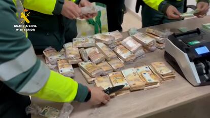 Dinero incautado a una trama que traficaba con cocaína y hachís entre Marruecos y Europa.