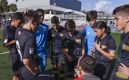 Los jugadores del Sevilla rodean a su entrenador en uno de los partidos del torneo.