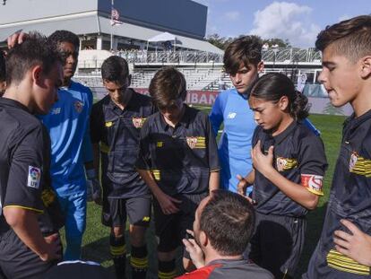 Los jugadores del Sevilla rodean a su entrenador en uno de los partidos del torneo.