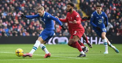 Mykhailo Mudryk (con el balón), reciente fichaje del Chelsea, en un partido jugado en Liverpool el 21 de enero pasado.