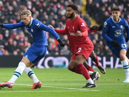 Mykhailo Mudryk (con el balón), reciente fichaje del Chelsea, en un partido jugado en Liverpool el 21 de enero pasado.