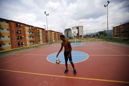 Uno de los mayores quebraderos de cabeza de los vecinos es el problema en el transporte, aunque Ciudad Caribia está a menos de tres kilómetros de la carretera que conecta Caracas con el aeropuerto de Maiquetía.