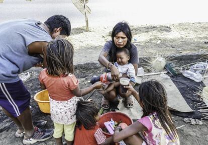 Las etnias en Venezuela, a pesar de ser reconocidas como patrimonio cultural para la humanidad por la Unesco, están siendo amenazadas y no cuentan con un apoyo gubernamental que les brinde soluciones a sus necesidades de supervivencia cotidianas. Las madres deben realizar artesanías para poder venderlas y así obtener dinero para comer. Ellas realizan las manualidades en el mismo sitio donde duermen y alimentan a sus hijos.