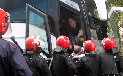 Instante en que agentes de la Ertzaintza detienen a uno de los ultraderechistas, nada más abrirse las puertas del autobus. Ninguno de los que viajaban en este vehículo ha llegado a los Jardines de Albia, todos han sido identificados y devueltos al autobús.