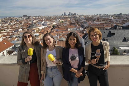 De izquierda a derecha: Carolina Iglesias y Victoria Martín, del podcast 'Estirando el chicle'; Nuria Pérez, del podcast 'Gabinete de curiosidades'; y Laura Baena, del podcast 'Malasmadres', en una terraza de los estudios de Podium Podcast, en la Cadena Ser en Madrid.