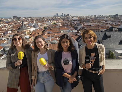 De izquierda a derecha: Carolina Iglesias y Victoria Martín, del podcast 'Estirando el chicle'; Nuria Pérez, del podcast 'Gabinete de curiosidades'; y Laura Baena, del podcast 'Malasmadres', en una terraza de los estudios de Podium Podcast, en la Cadena Ser en Madrid.
