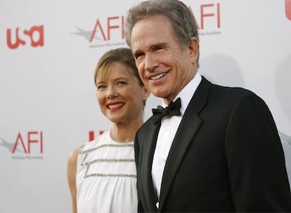 Warren Beatty y su esposa Annette Bening a su llegada al teatro Kodak de Los Ángeles.