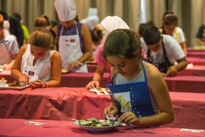 Los participantes emplatan sus alimentos. La prueba consiste en hacerlo en solo 20 minutos.