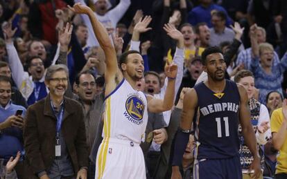 Curry celebra un triple ante Conley.