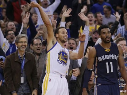 Curry celebra un triple ante Conley.