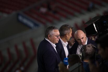 Michael Robinson en la tribuna de prensa del estadio Metropolitano  acompañado de Carlos Martínez y Julio Maldonado , minutos antes de comenzar un partido, en septiembre de 2019.