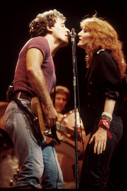 Springsteen está casado con Patty Scialfa, la pelirroja más interesante de la escena musical estadounidense. Juntos, son un deleite visual. Pero en esta foto en concreto es especialmente destacable esa camiseta de canalé color teja que parece una apuesta arriesgada (pero no lo es).