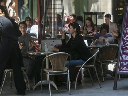 Terraza de un restaurante del barrio del Born de Barcelona. 