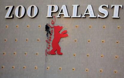 Un operario arregla el logotipo de la Berlinale en la fachada del teatro Zoo Palast, en Berlín (Alemania)