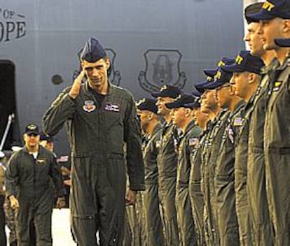 El piloto Curtis Towne, tripulante del EP-3, saluda a su llegada a la Base Aérea de Hickam en Hawai. (REUTERS).