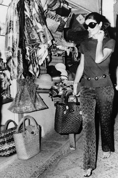 Jacqueline Onassis por las calles de Capri en 1969.