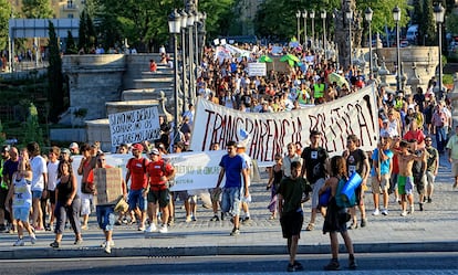 La marcha procedente del sur de España cruza el río Manzanares a su llegada a Madrid. Desde todos los puntos de España se habían iniciado pequeñas marchas que fueron confluyendo en la Puerta del Sol. La primera marcha sale de Valencia el 20 de junio. A las nueve de la noche, no cabe un alma más. El espíritu reivindicativo del 15-M, la 'República de Sol' vuelve a la plaza. Por la noche del sábado, el campamento se instala en el Paseo del Prado. Al día siguiente, 24, domingo, unas 35.000 personas se manifiestan por las calles de Madrid. Cientos de participantes en la protesta acuden a las puertas del Congreso de los Diputados. "Este edificio es el del pueblo", gritaban. Sin causar incidentes, vuelven a Sol.