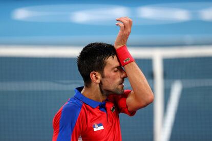 El tenista serbio Novak Djokovic, durante el partido de semifinales contra el alemán Alexander Zverev. Djokovic ha caído en las semifinales frente al alemán (1-6, 6-3 y 6-1) y se medirá con el español Pablo Carreño en la lucha por el bronce.