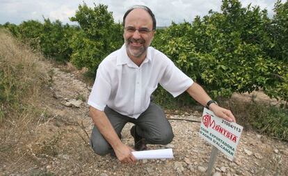 El alcalde Alfons Montserrat, en unos terrenos donde está previsto construir.